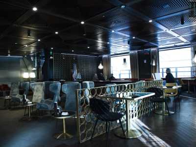 Altra particolarit� � il Palace Caf�, oggi un bar ma negli anni Sessanta sede di una delle prime discoteche del capoluogo: il �Salone degli Specchi�. Un luogo che per le luci soffuse, gli arredi scuri e le sedute in velluto, fa ancora pensare a un night club